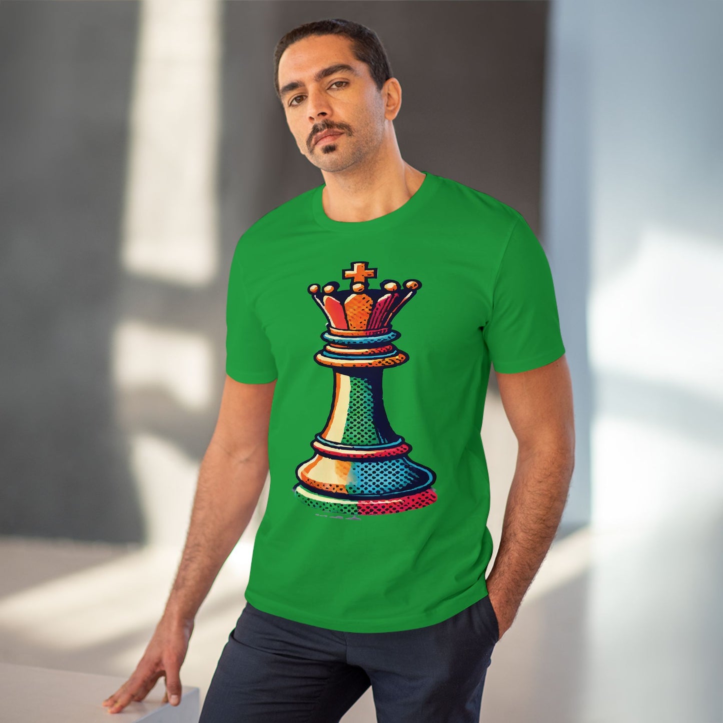 “Camiseta Unisex Rey de Ajedrez – Algodón Orgánico con Diseño Pop Art”   T-Shirt