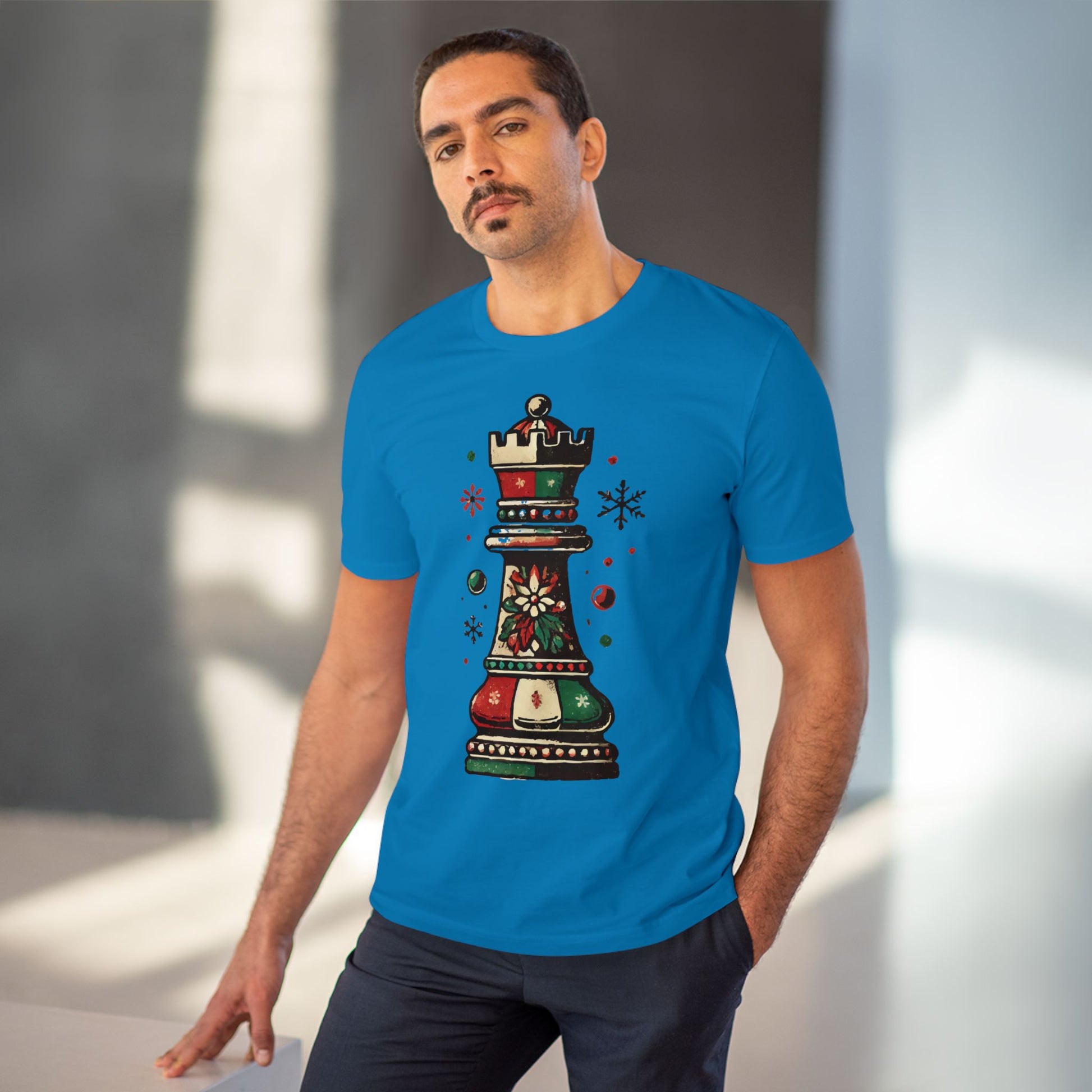 Camiseta Unisex Orgánica Torre de Ajedrez Vintage Navideña - Edición Festiva   T-Shirt