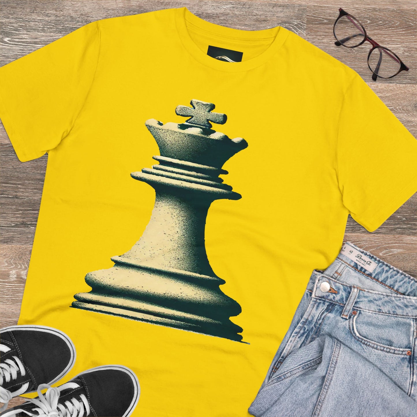 “Camiseta Unisex Rey de Ajedrez – Estilo Vintage en Algodón Orgánico”   T-Shirt  33.00 Golden-Yellow-3XL