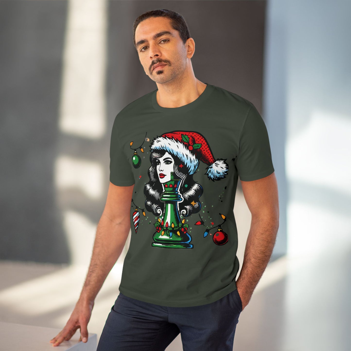 Camiseta Unisex Orgánica Navidad - Reina Pop Art, Estilo y Sostenibilidad   T-Shirt