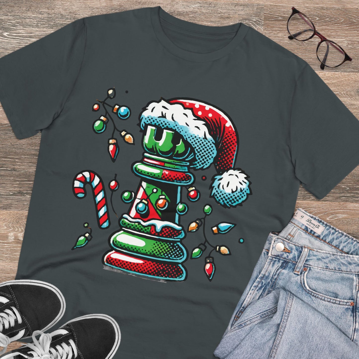 Organic Creator T-Shirt: Diseño de Torre de Ajedrez Pop Art Navideño   T-Shirt  27.00 Anthracite-2XL