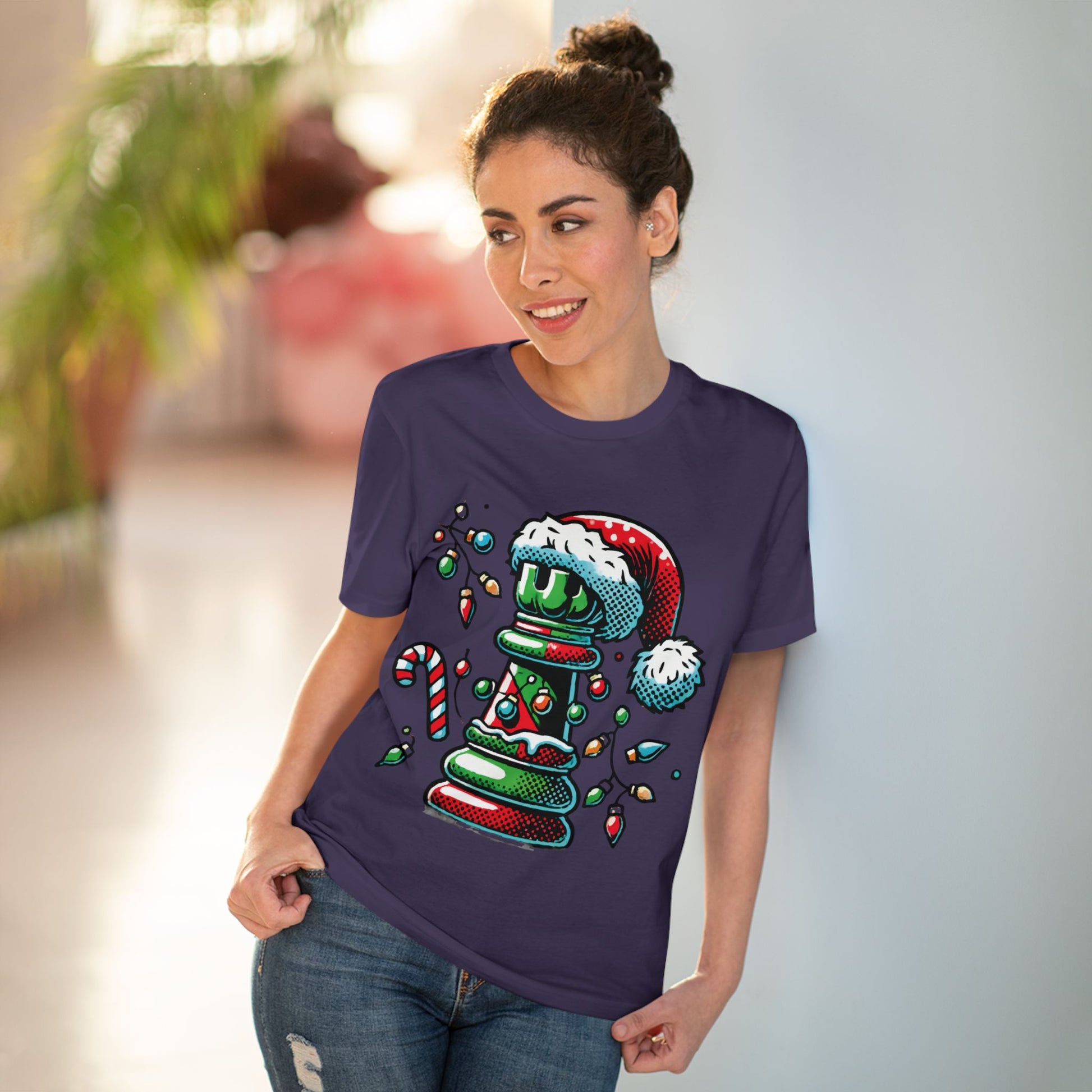 Organic Creator T-Shirt: Diseño de Torre de Ajedrez Pop Art Navideño   T-Shirt