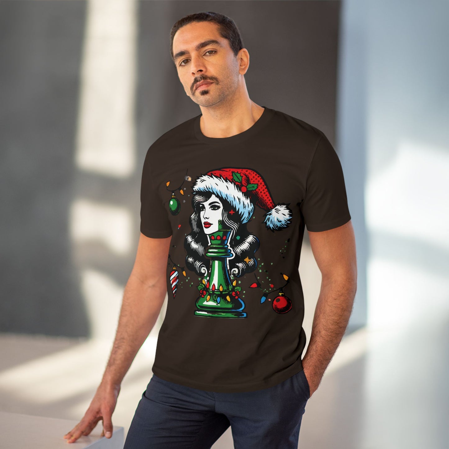 Camiseta Unisex Orgánica Navidad - Reina Pop Art, Estilo y Sostenibilidad   T-Shirt