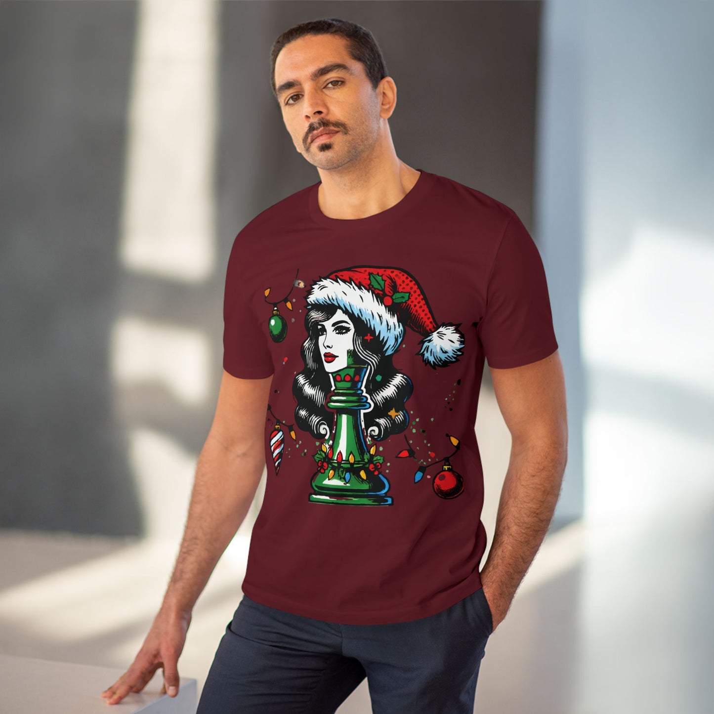 Camiseta Unisex Orgánica Navidad - Reina Pop Art, Estilo y Sostenibilidad   T-Shirt