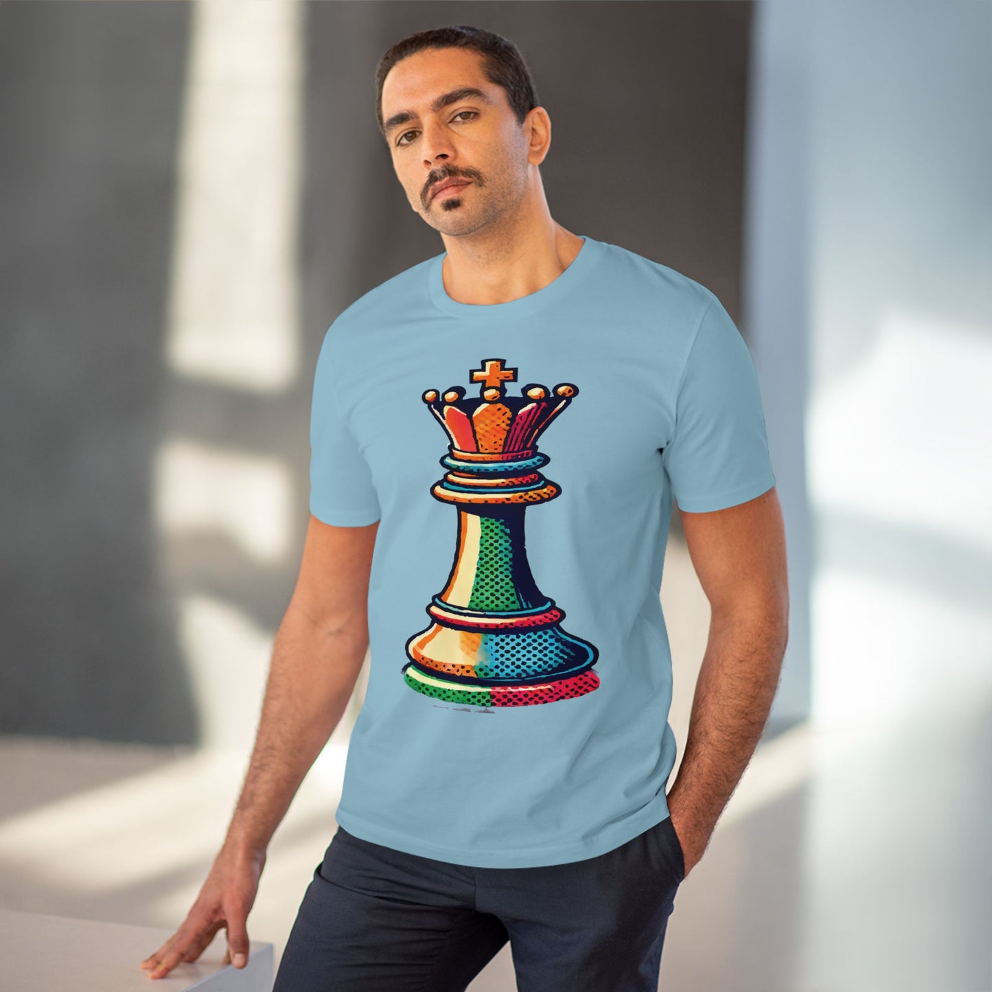 “Camiseta Unisex Rey de Ajedrez – Algodón Orgánico con Diseño Pop Art”   T-Shirt