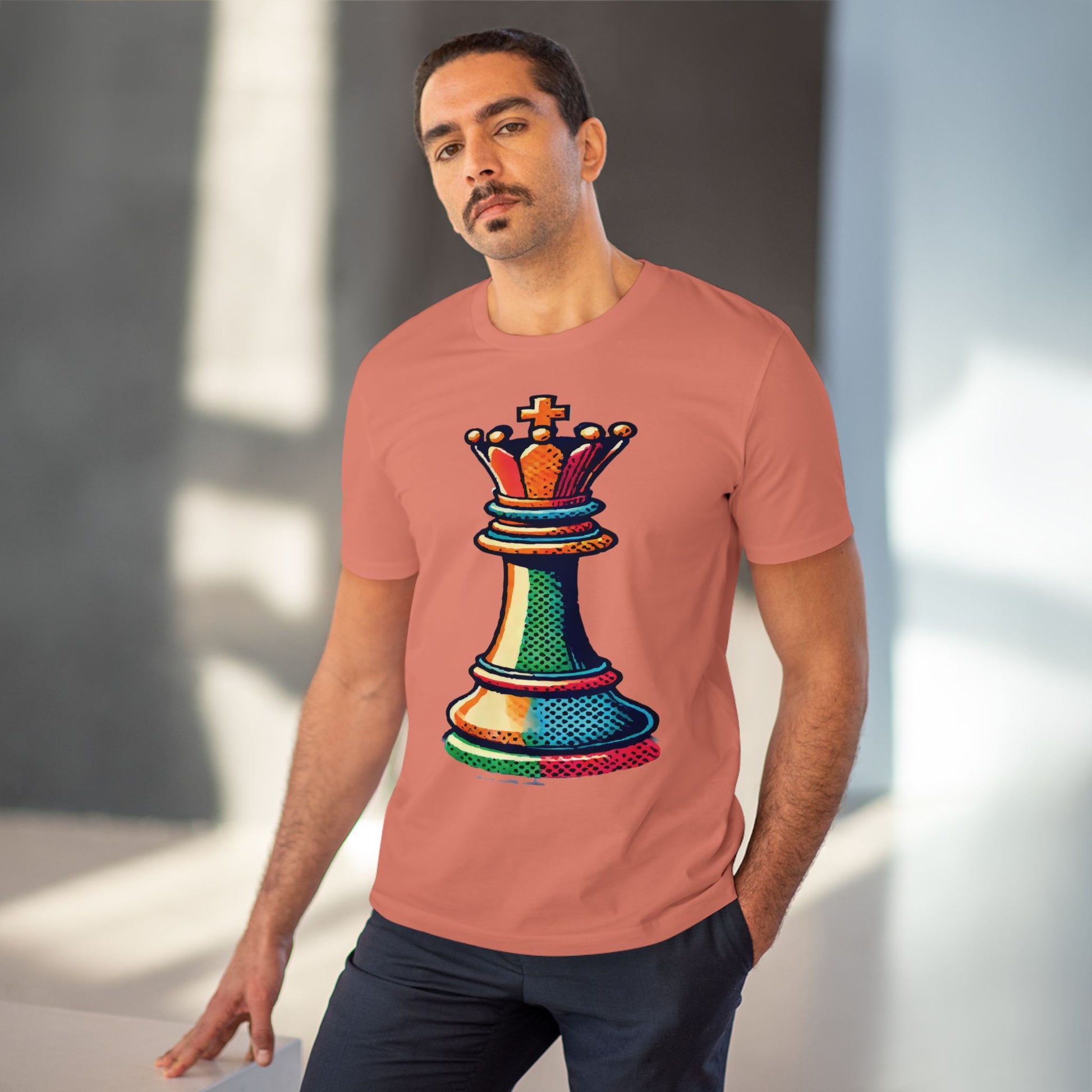 “Camiseta Unisex Rey de Ajedrez – Algodón Orgánico con Diseño Pop Art”   T-Shirt