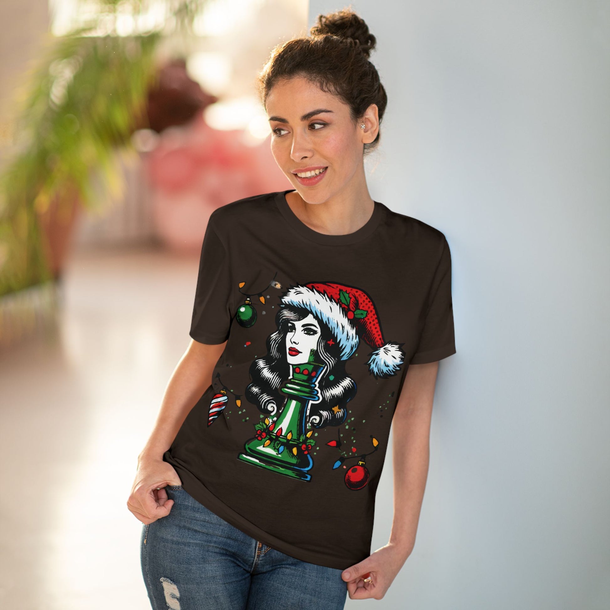 Camiseta Unisex Orgánica Navidad - Reina Pop Art, Estilo y Sostenibilidad   T-Shirt