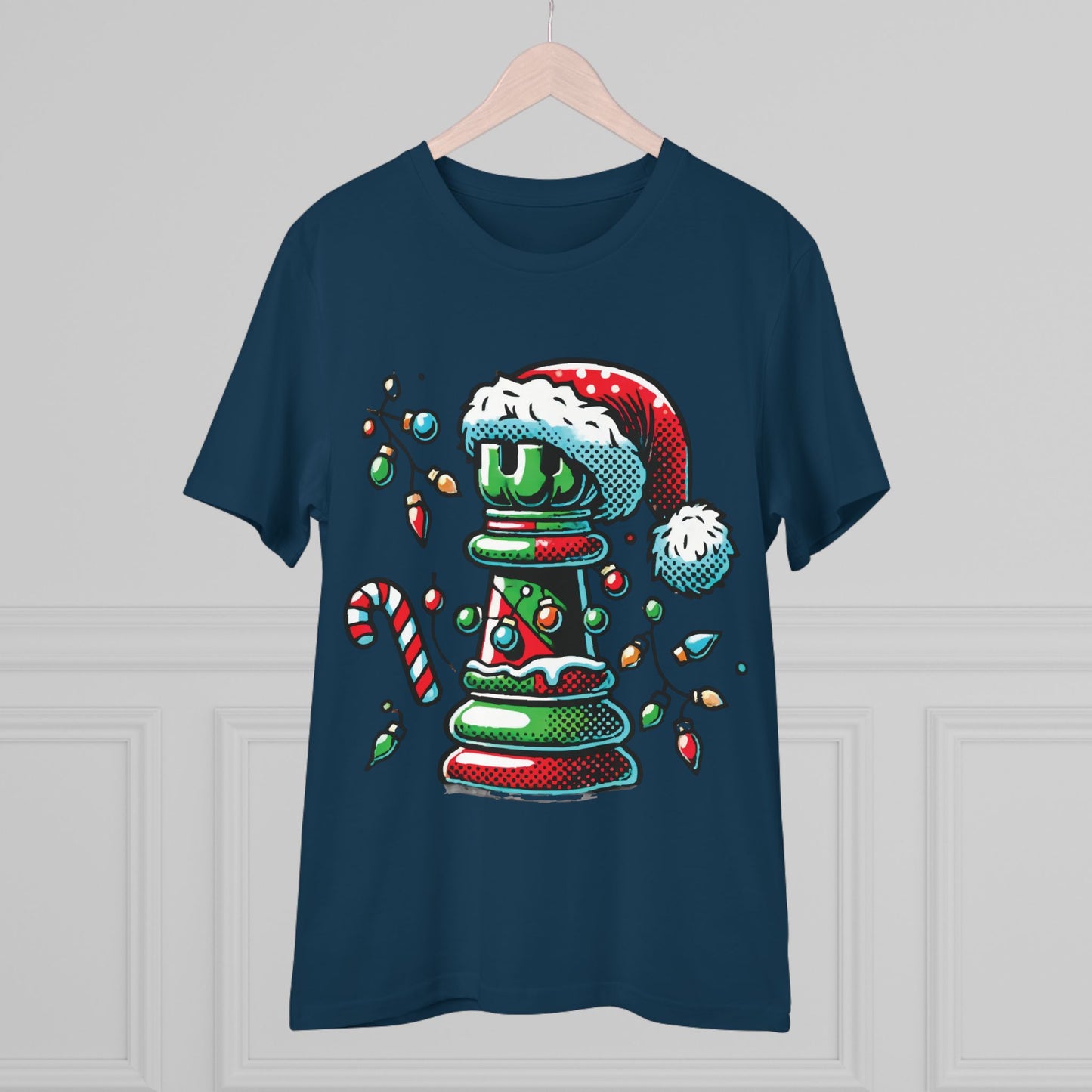 Organic Creator T-Shirt: Diseño de Torre de Ajedrez Pop Art Navideño   T-Shirt