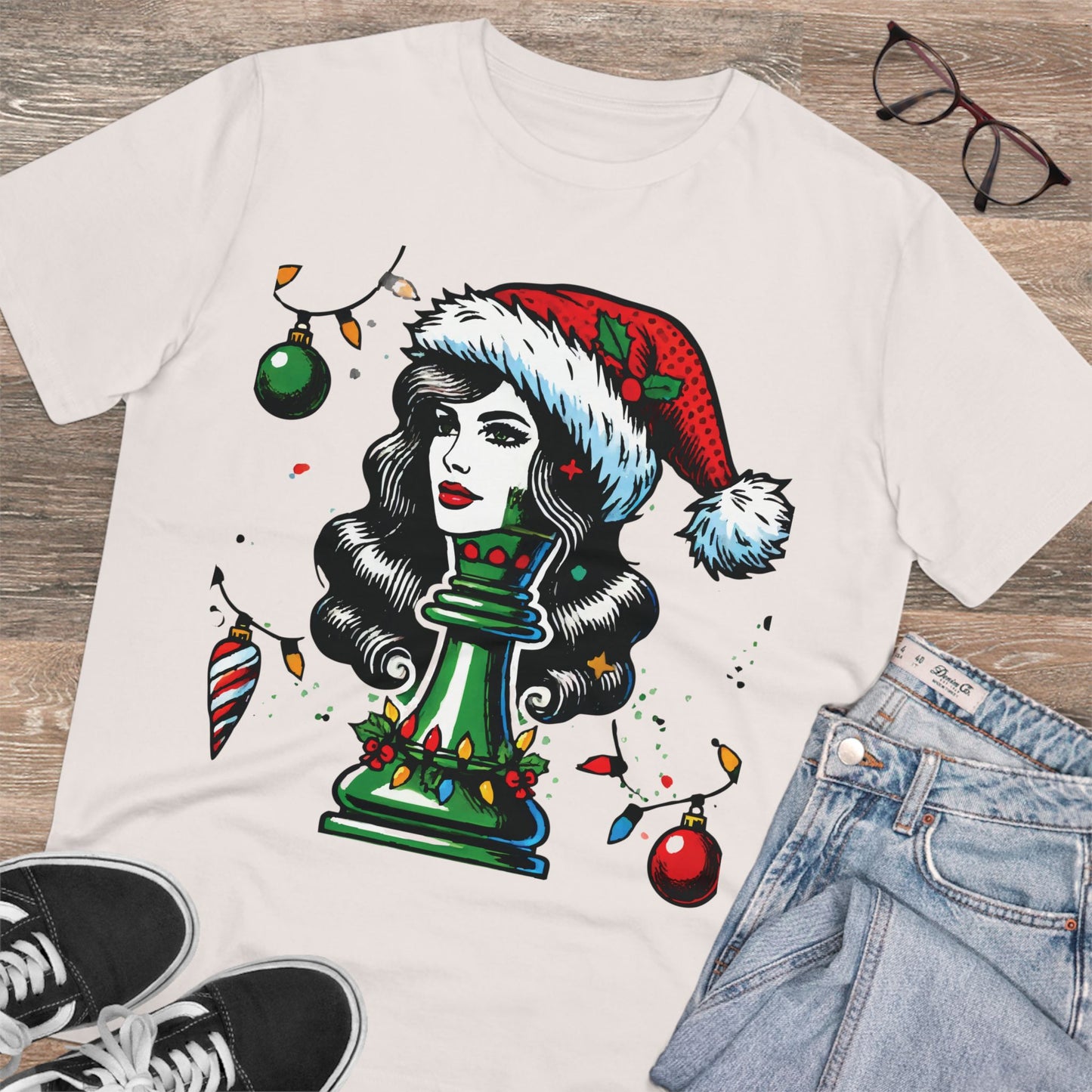 Camiseta Unisex Orgánica Navidad - Reina Pop Art, Estilo y Sostenibilidad   T-Shirt  27.00 Vintage-White-S