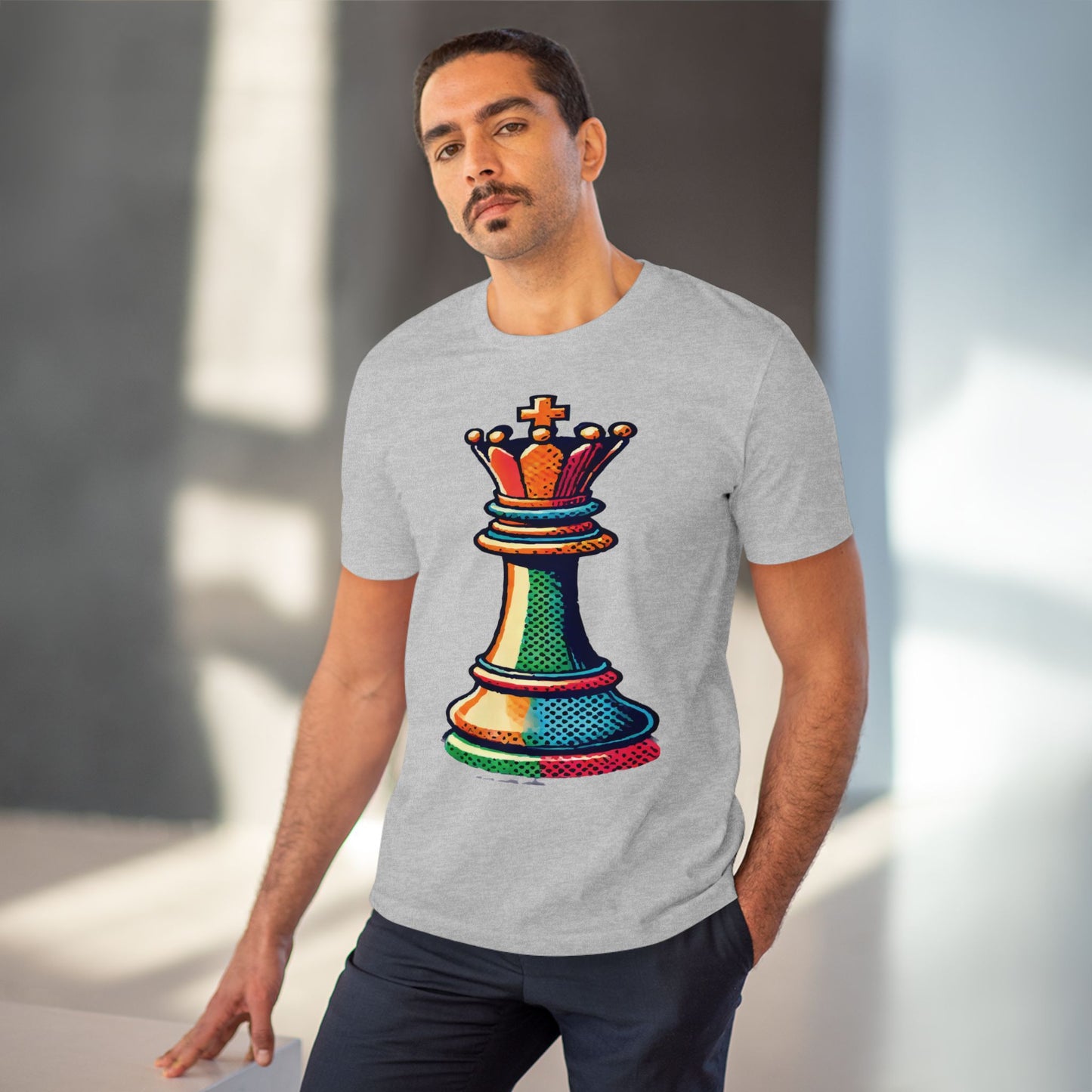 “Camiseta Unisex Rey de Ajedrez – Algodón Orgánico con Diseño Pop Art”   T-Shirt