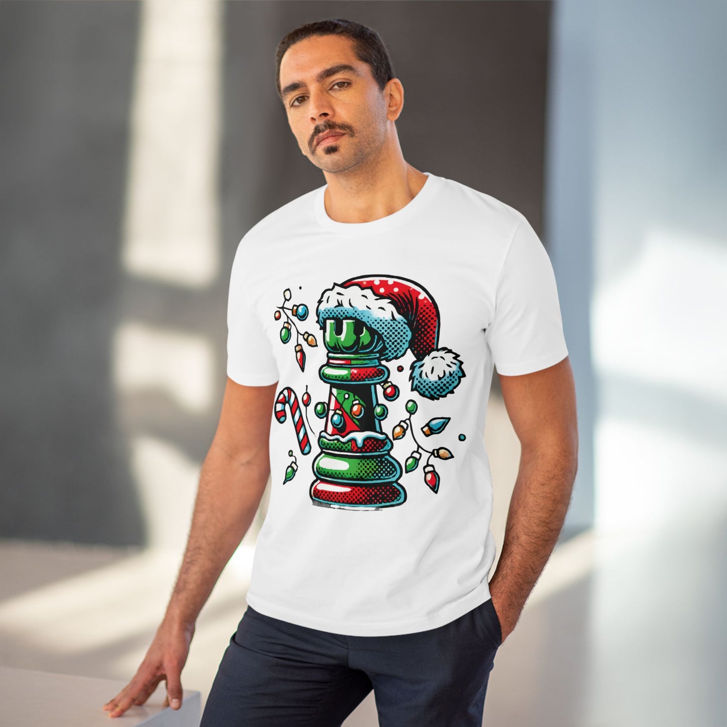 Organic Creator T-Shirt: Diseño de Torre de Ajedrez Pop Art Navideño   T-Shirt