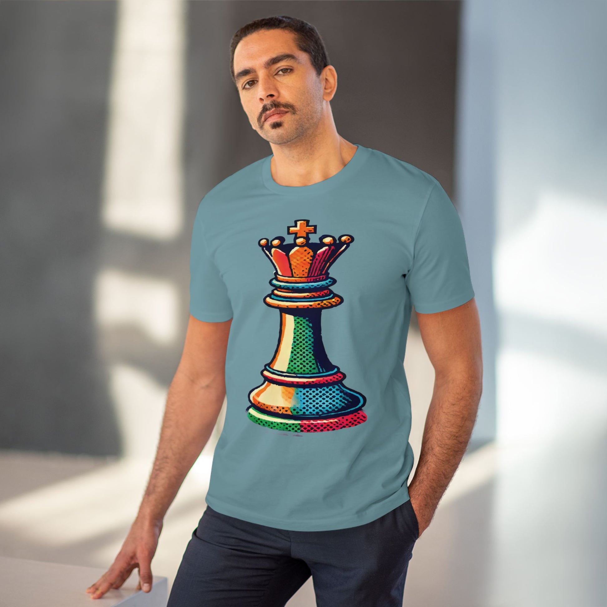 “Camiseta Unisex Rey de Ajedrez – Algodón Orgánico con Diseño Pop Art”   T-Shirt