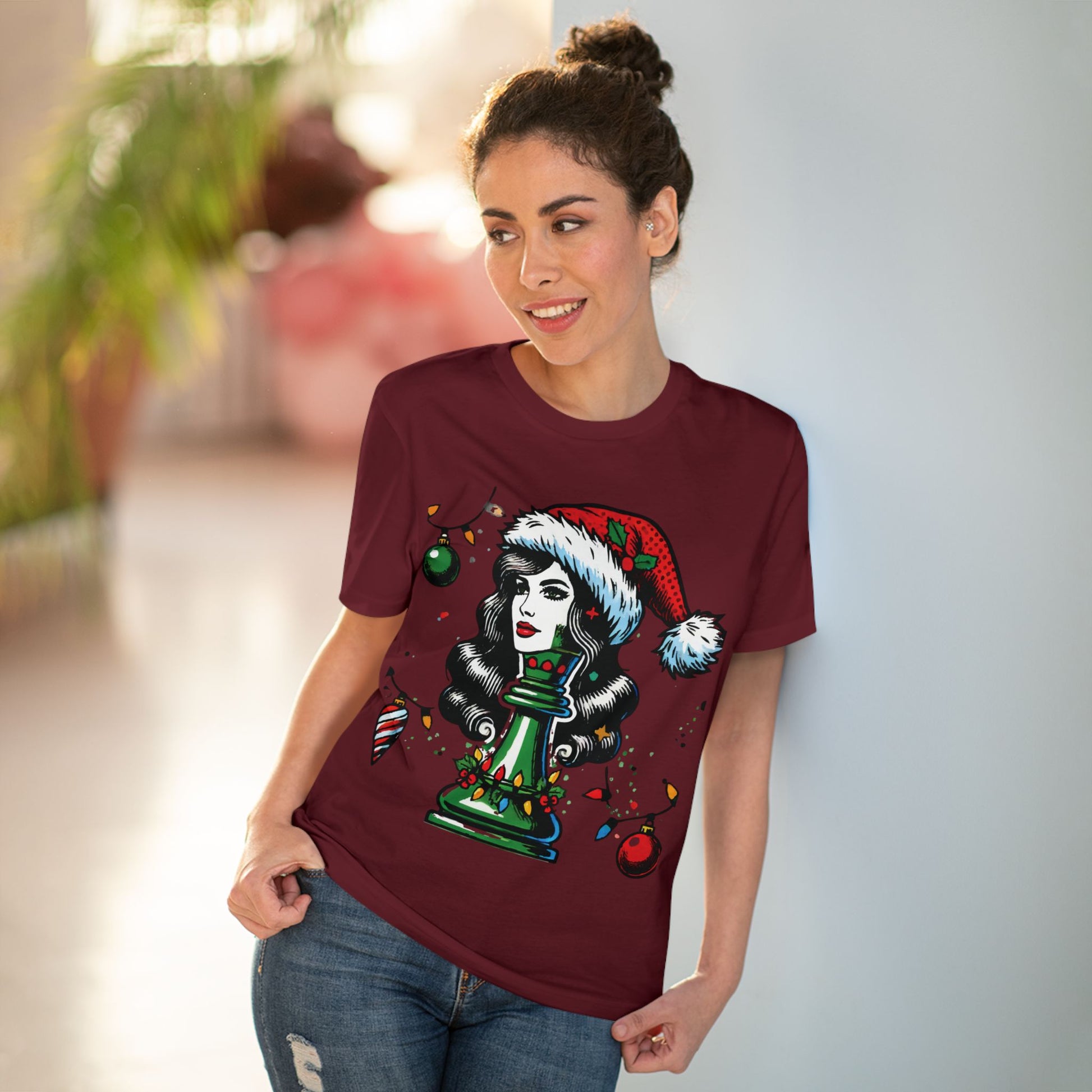 Camiseta Unisex Orgánica Navidad - Reina Pop Art, Estilo y Sostenibilidad   T-Shirt