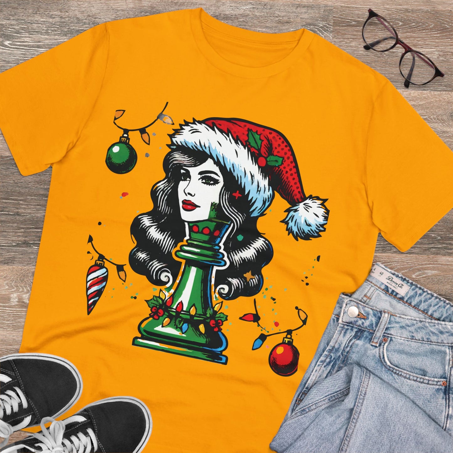 Camiseta Unisex Orgánica Navidad - Reina Pop Art, Estilo y Sostenibilidad   T-Shirt  27.00 Spectra-Yellow-2XL