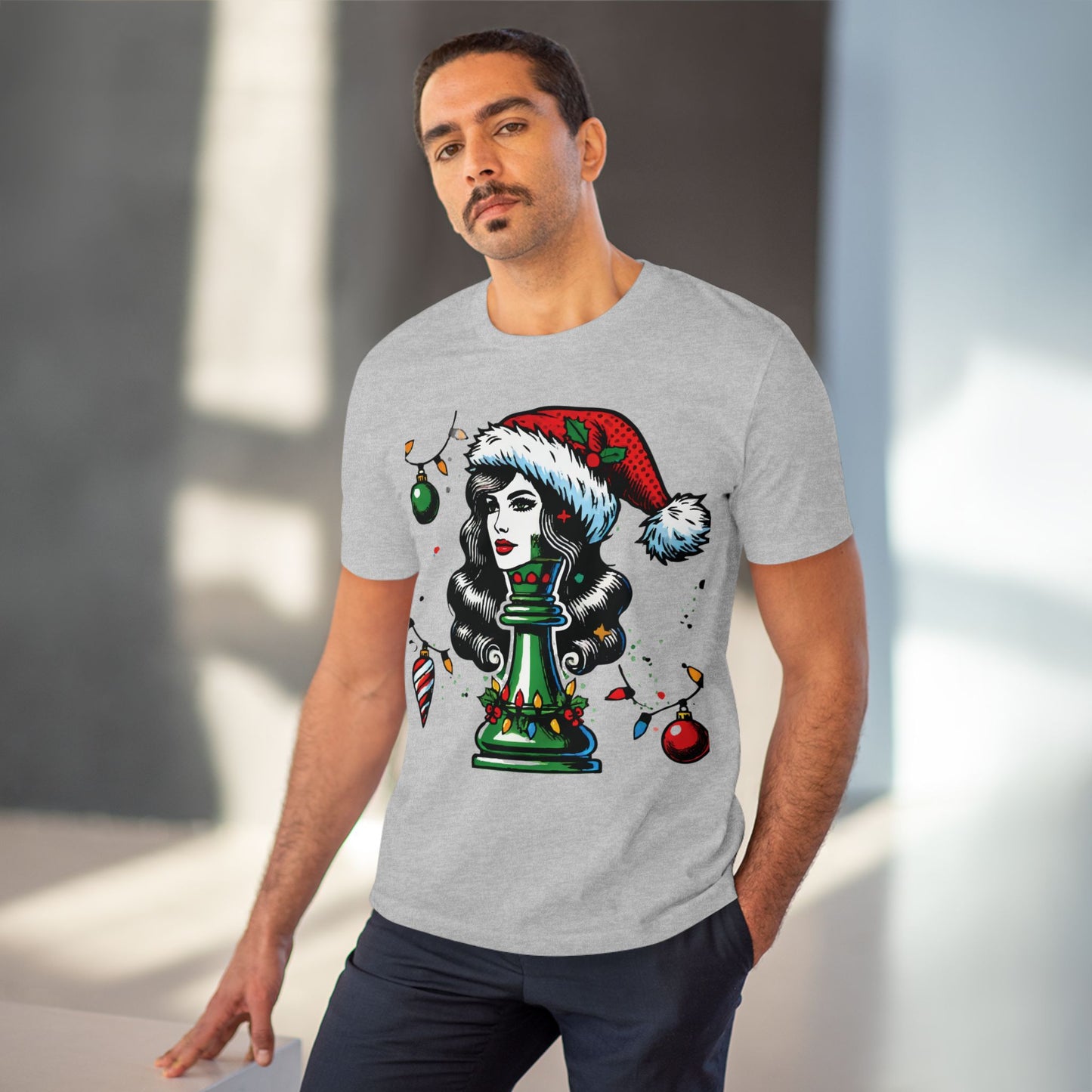 Camiseta Unisex Orgánica Navidad - Reina Pop Art, Estilo y Sostenibilidad   T-Shirt