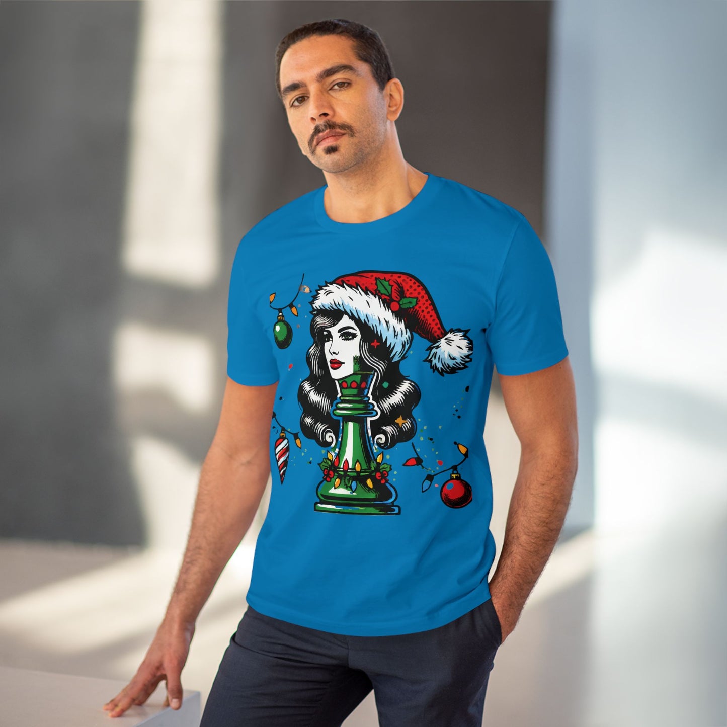 Camiseta Unisex Orgánica Navidad - Reina Pop Art, Estilo y Sostenibilidad   T-Shirt