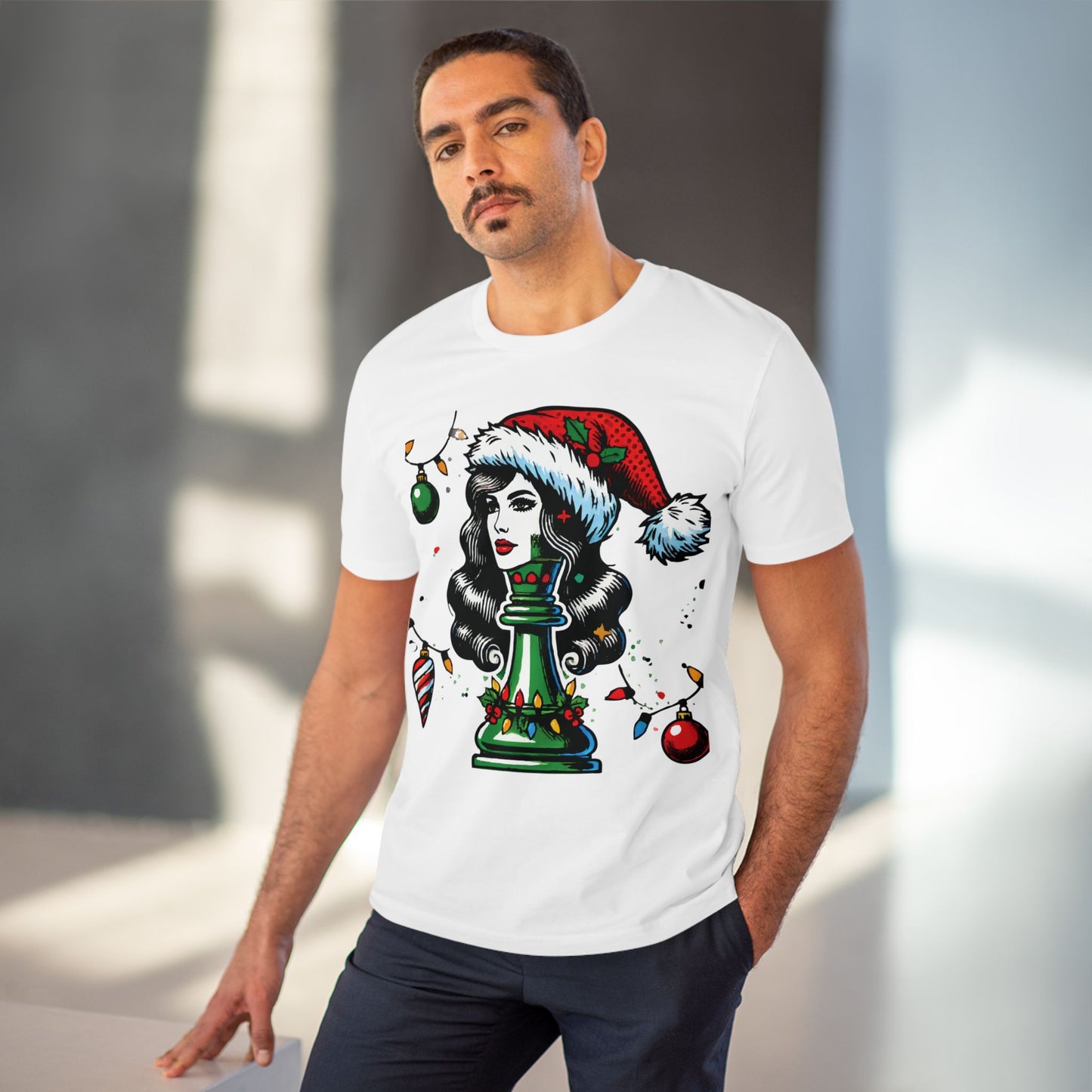 Camiseta Unisex Orgánica Navidad - Reina Pop Art, Estilo y Sostenibilidad   T-Shirt