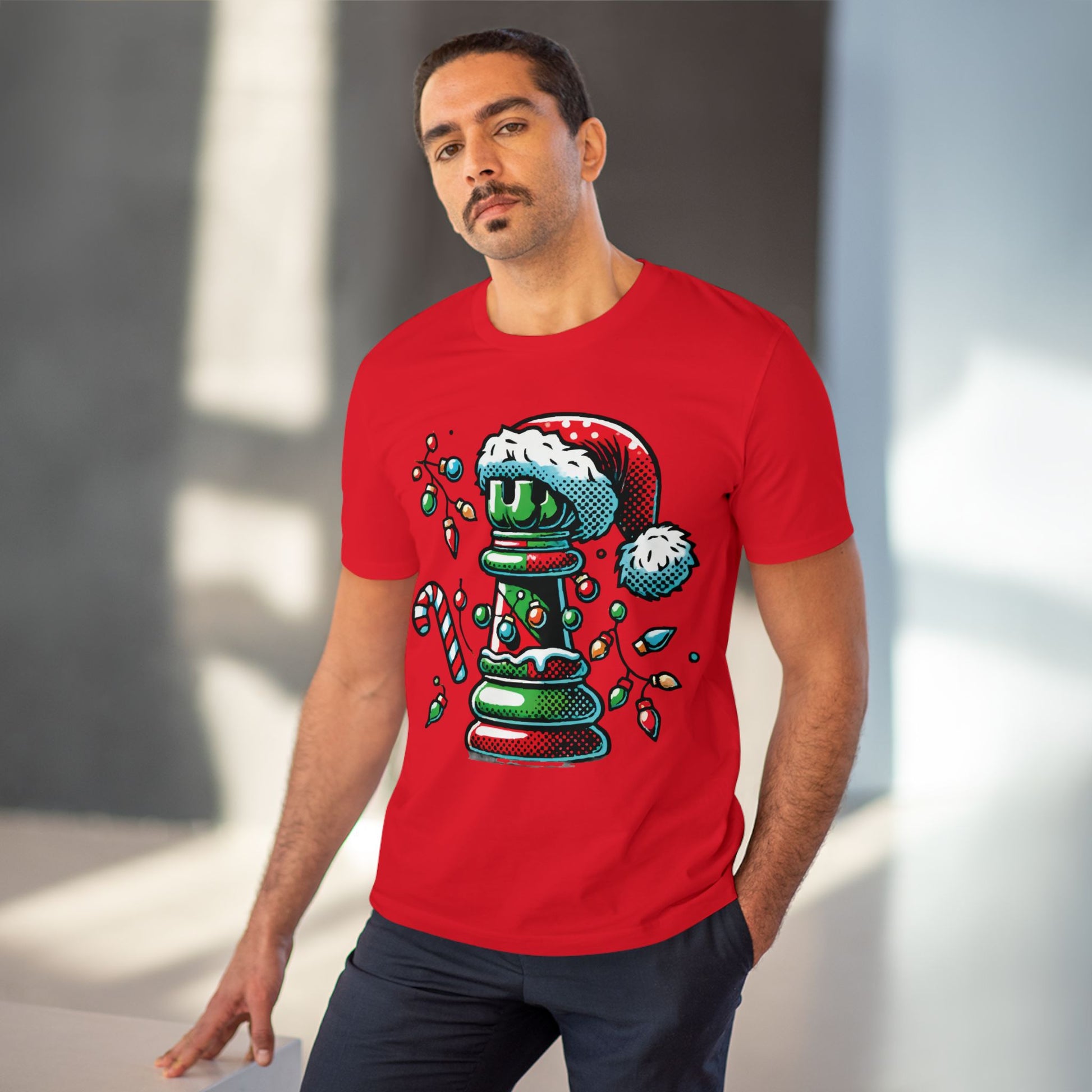 Organic Creator T-Shirt: Diseño de Torre de Ajedrez Pop Art Navideño   T-Shirt