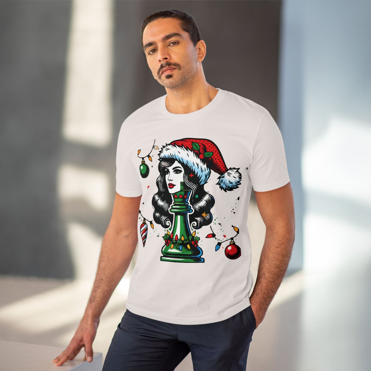 Camiseta Unisex Orgánica Navidad - Reina Pop Art, Estilo y Sostenibilidad   T-Shirt