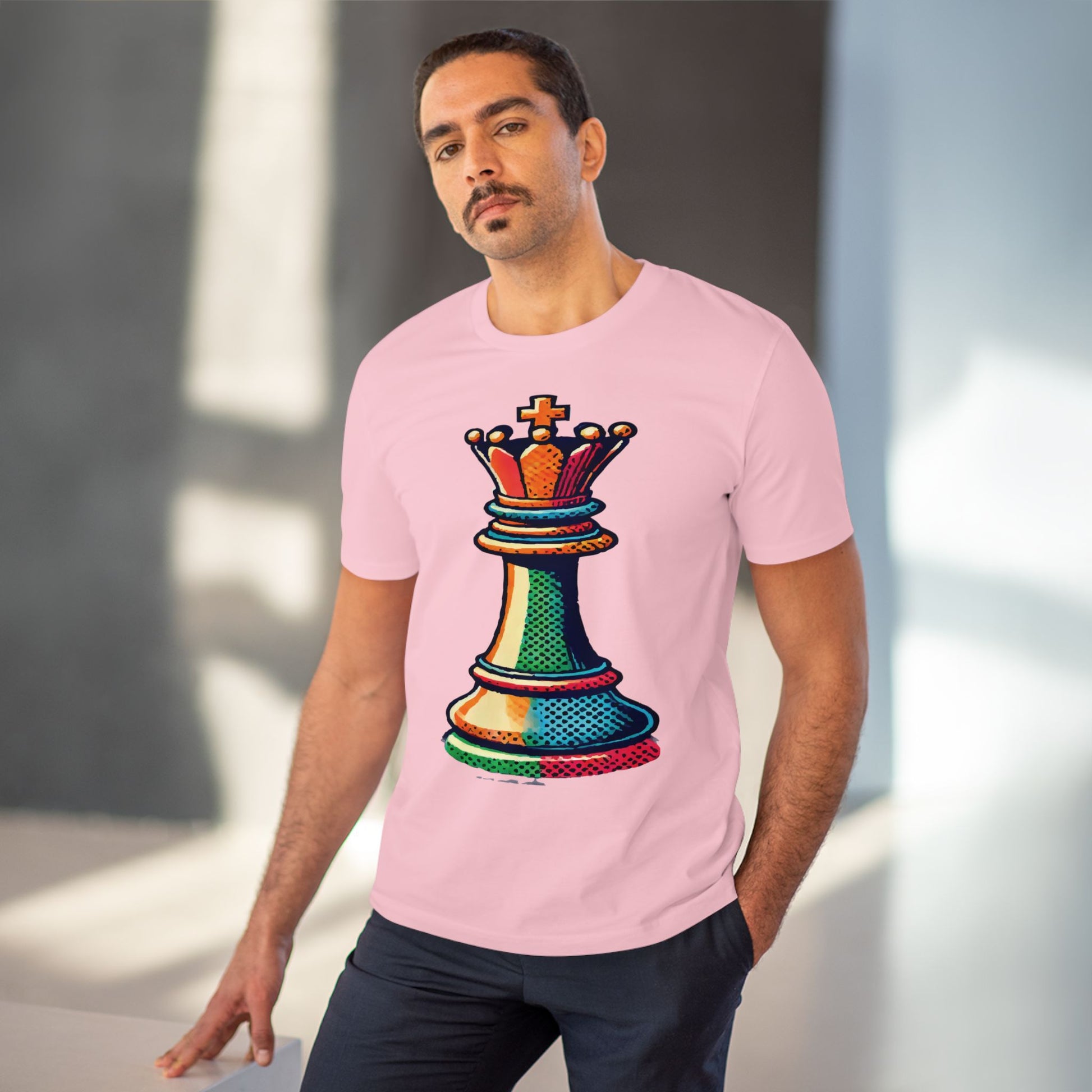 “Camiseta Unisex Rey de Ajedrez – Algodón Orgánico con Diseño Pop Art”   T-Shirt