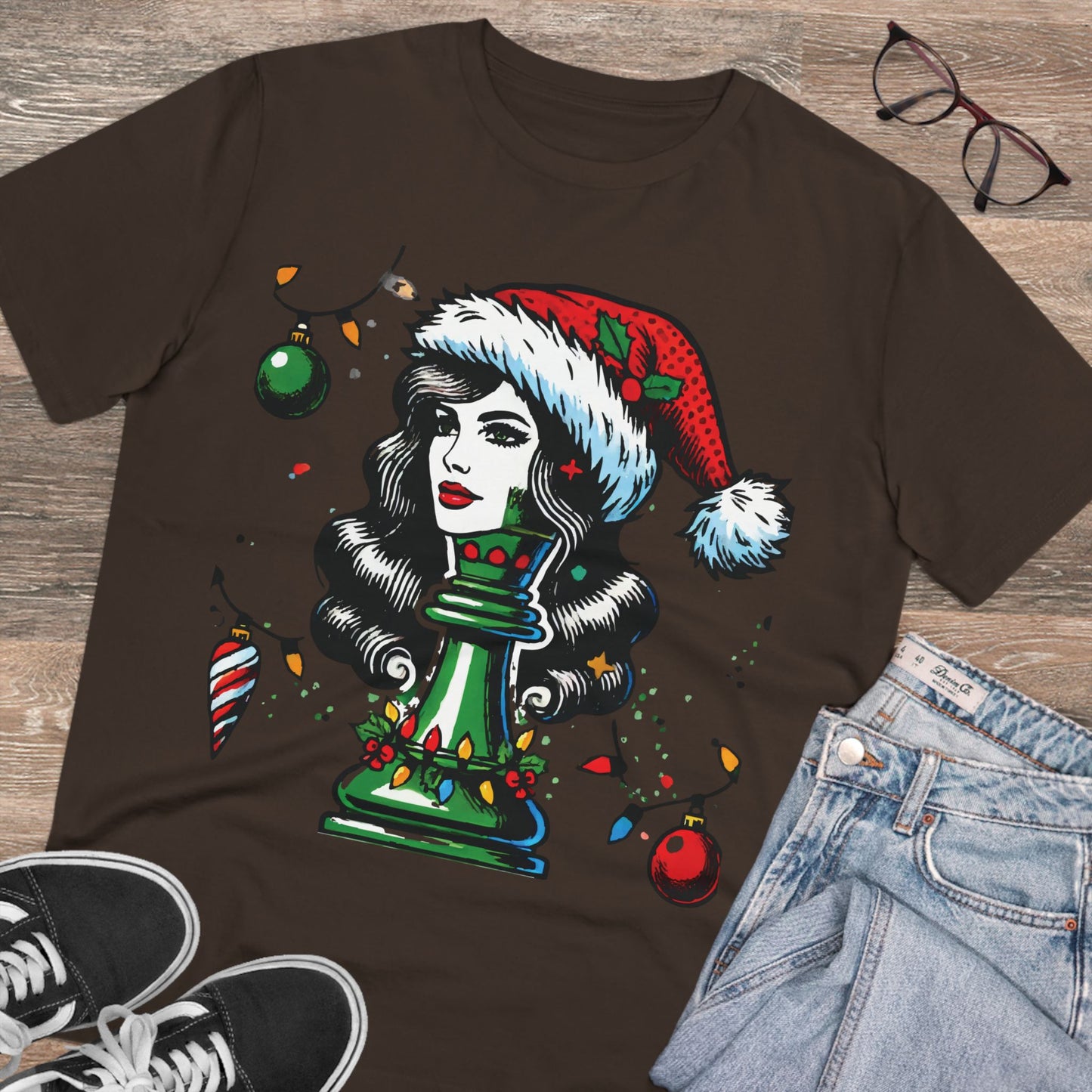 Camiseta Unisex Orgánica Navidad - Reina Pop Art, Estilo y Sostenibilidad   T-Shirt  27.00 Deep-Chocolate-2XL